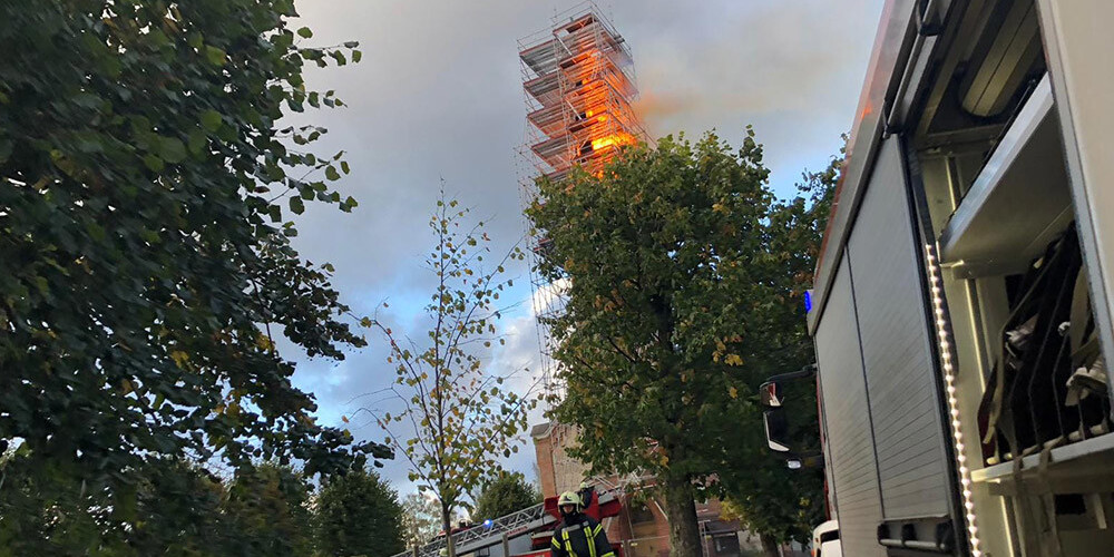 Ugunsdzēsējiem Piņkos izdevies lokalizēt liesmas Svētā Jāņa baznīcas tornī