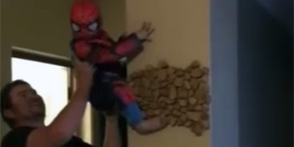VIDEO: tēvs palīdz dēlam iejusties zirnekļcilvēka tēlā