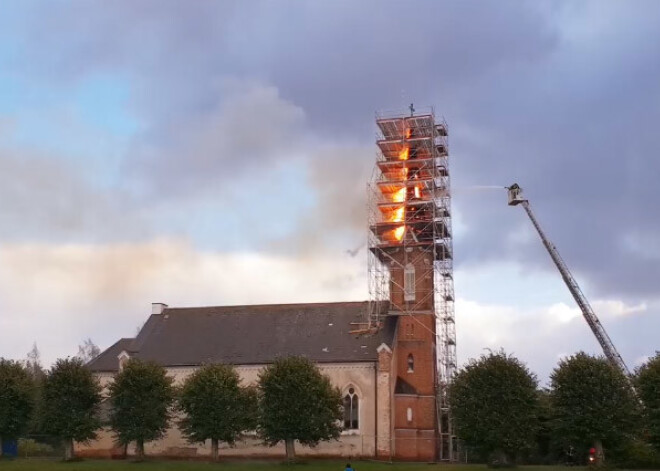 Ierodoties notikuma vietā konstatēts, ka ar atklātu liesmu deg Svētā Jāņa baznīcas tornis. 22 ugunsdzēsēji Piņķos strādā, lai šo paaugstinātas bīstamības ugunsgrēku likvidētu.