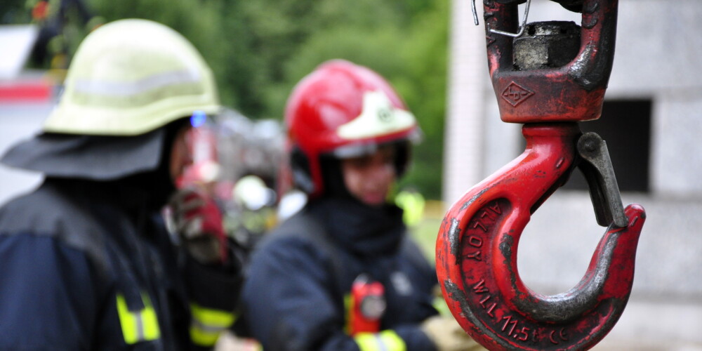 Trīsstāvu mājas ugunsgrēkā Rīgā izglābti 32 cilvēki, septiņi no tiem cietuši