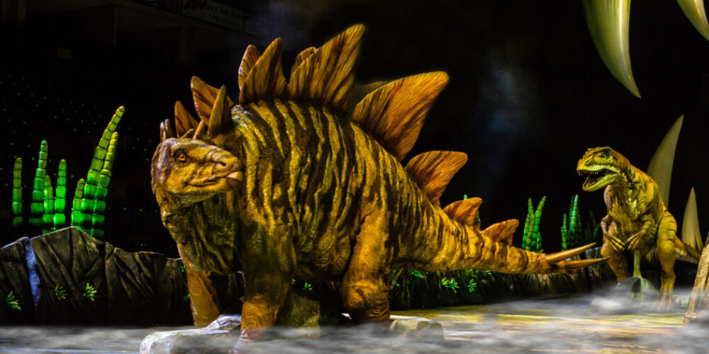 Jau pirmdien Rīgā viesosies pasaulē lielākais dinozauru šovs - "Pastaiga ar dinozauriem"