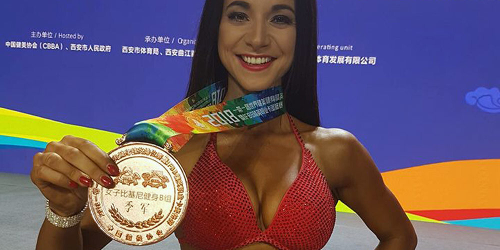 Latvijas bikini fitnesa sportiste Samanta Balode no prestižā IFBB Pasaules kausa posma Ķīnā atgriežas ar bronzas medaļu