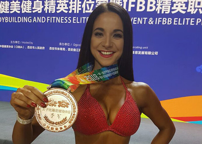 Latvijas bikini fitnesa sportiste Samanta Balode no prestižā IFBB Pasaules kausa posma Ķīnā atgriežas ar bronzas medaļu