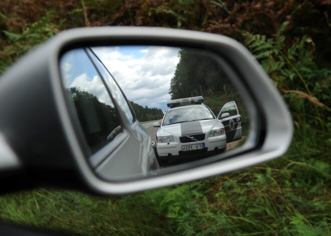 Par vērienīgām auto zādzībām vairāku gadu garumā aizturēti Latvijas un Panevēžas grupējumu līderi