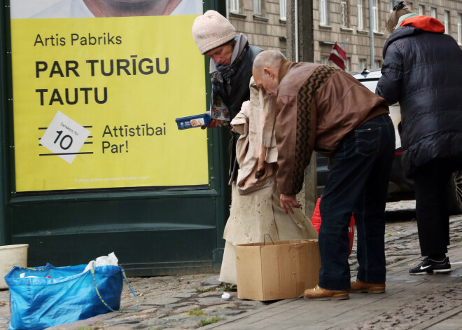 FOTO: solījumi politiskajās reklāmās pret reālo dzīvi – fotogrāfs iemūžina ironiskas ainiņas Rīgas ielās