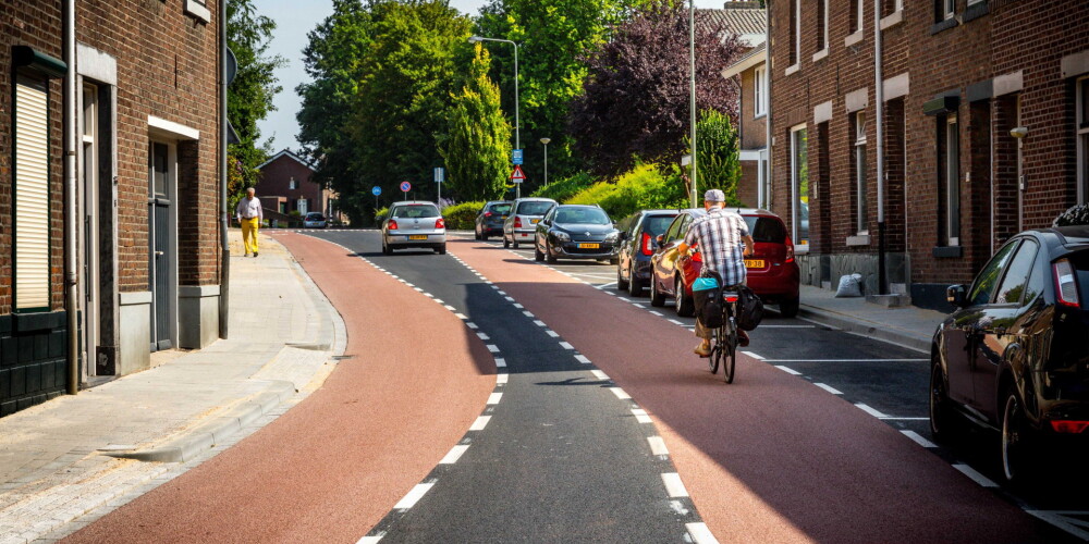 Nīderlandē būs aizliegts braukt ar riteni un vienlaikus runāt pa telefonu
