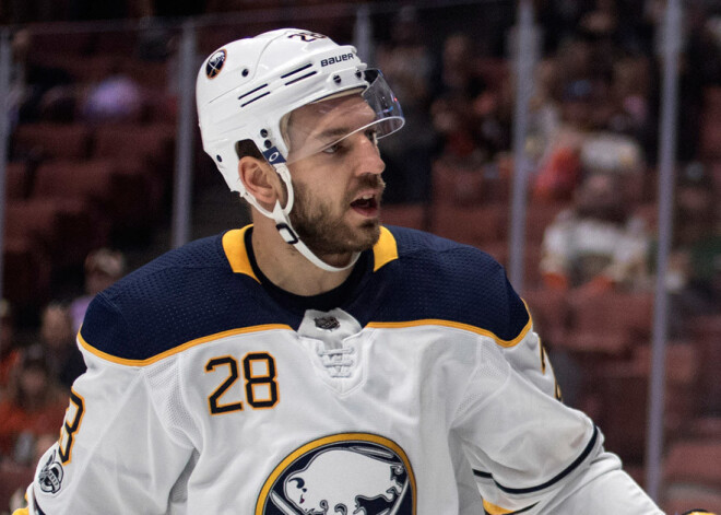 Girgensonam trīs spēka paņēmieni "Sabres" zaudētā NHL pārbaudes spēlē