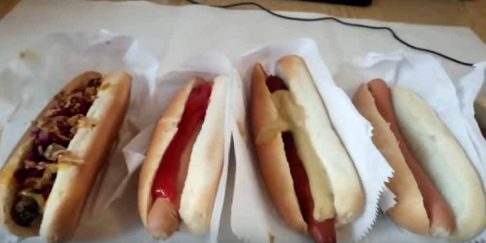 Latviešu jūtūberis testē, kā garšo IKEA hotdogi par nieka 30 (!) centiem gabalā