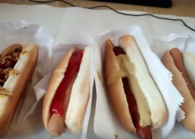 Latviešu jūtūberis testē, kā garšo IKEA hotdogi par nieka 30 (!) centiem gabalā