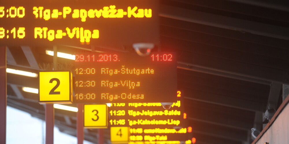 Tablo ar autobusu atiešanas laikiem Rīgas Starptautiskajā autoostā.