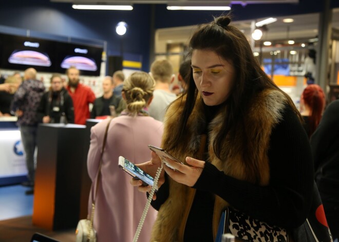 Фото: Рижане с раннего утра собрались в магазине ради покупки нового iPhone за более чем 1100 евро