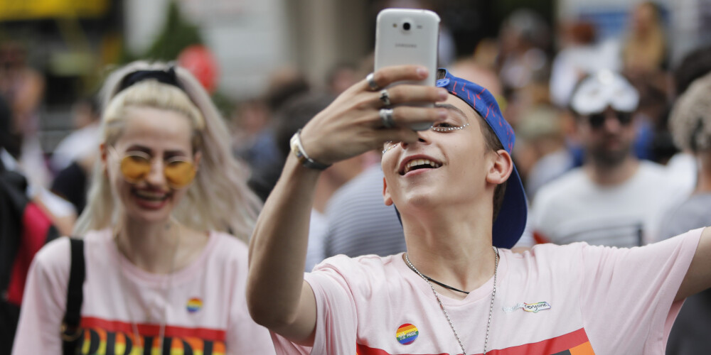 Konservatīvajā Rumānijā homoseksuāliem pāriem būs tādas pašas tiesības kā heteroseksuāļiem