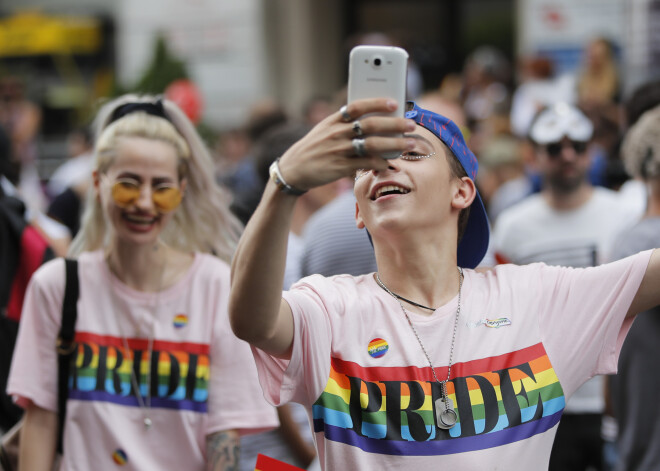 Konservatīvajā Rumānijā homoseksuāliem pāriem būs tādas pašas tiesības kā heteroseksuāļiem