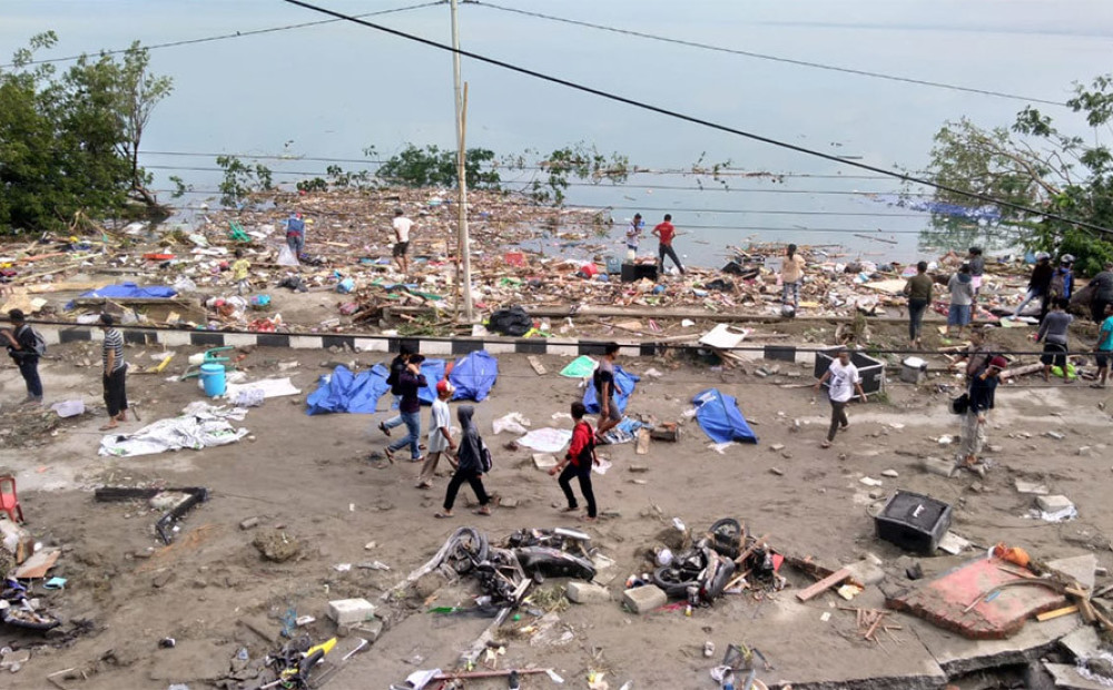 Zemestrīces un cunami Indonēzijā paņēmuši vismaz 384 cilvēku dzīvības