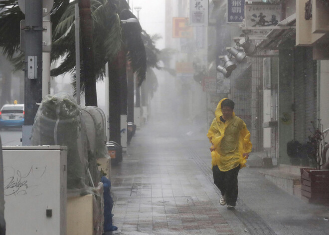 Taifūns "Trami" Japānas Okinavas salā bez elektrības atstājis 200 000 māju