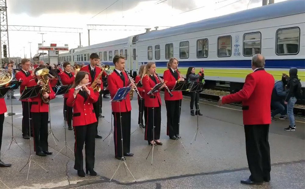 Rīgas stacijā ar orķestri sagaidīts pirmais vilciens Kijeva-Minska-Viļņa-Rīga