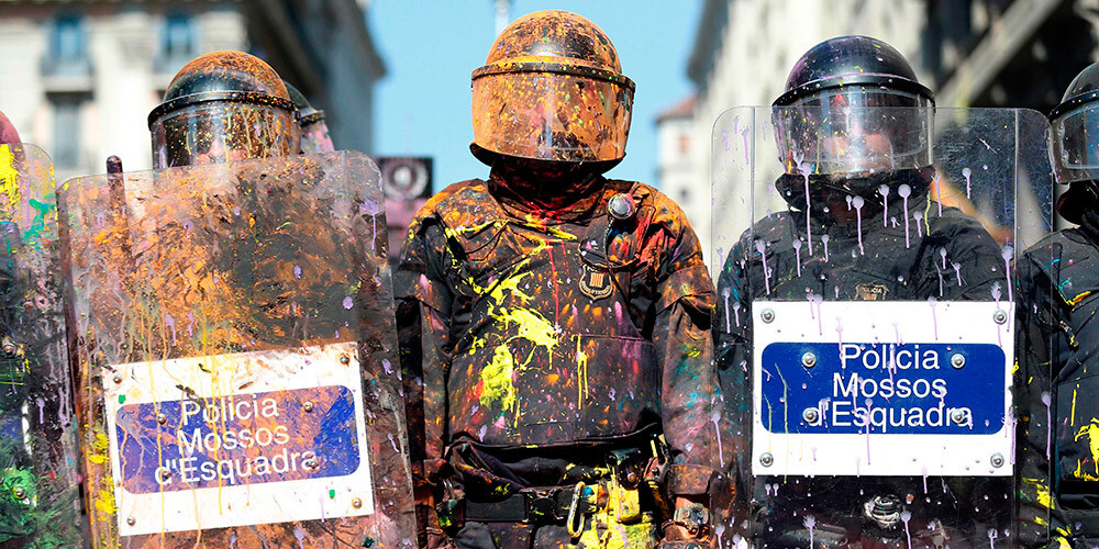 Policistu un katalāņu separātistu sadursmes Barselonā pārvēršas krāsainā šovā