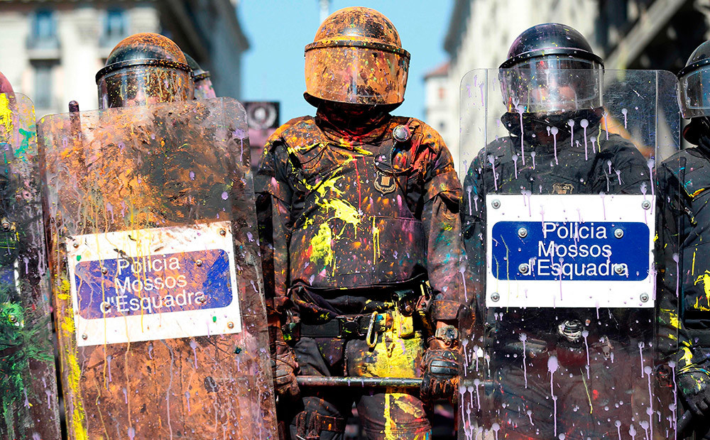 Policistu un katalāņu separātistu sadursmes Barselonā pārvēršas krāsainā šovā