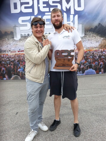 Vienā no izrādēm "Nepareizie dziesmusvētki" Viktors kolēģim Mārtiņam Eglienam izrāda nupat gūto balvu par uzvaru kārtējā sacensību posmā.