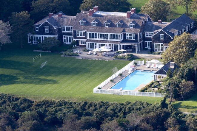 Kāzas notika populārā komiķa Džerija Steinfelda glaunajā īpašumā.