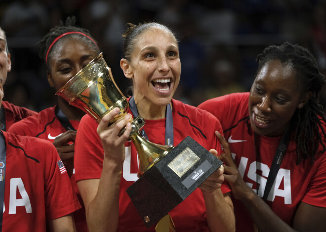 ASV un pasaules sieviešu basketbola leģenda Diāna Taurasi ar Pasaules kausu rokās.