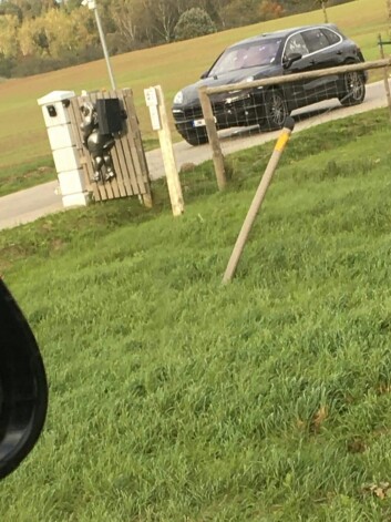 Lažas pagastā apšaudē cietušais džips „Porsche Cayenne” sacaurumots ne pa jokam – gan uz priekšstikla, gan sānu logus „rotā” neskaitāmi ložu atstāti caurumi.