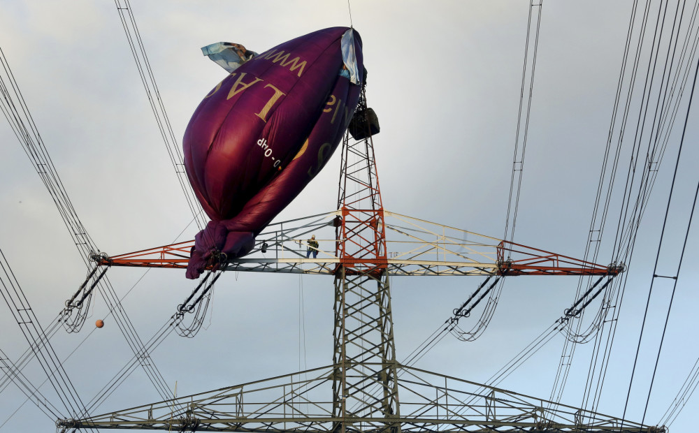 Lidojums gaisa balonā 6 cilvēkiem Vācijā beidzas ar izbīli - tas ietriecies augstsprieguma elektrolīnijā