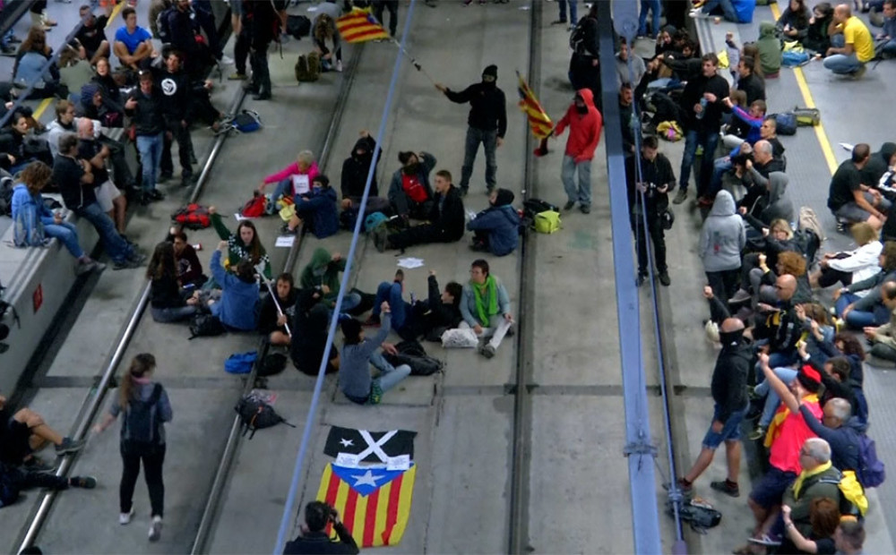 Separātisti Katalonijā bloķē ceļus un ātrgaitas vilciena līniju