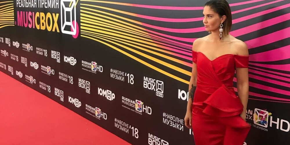 "Безвкусица!": Агата Муцениеце появилась на красной дорожке в платье с воланами