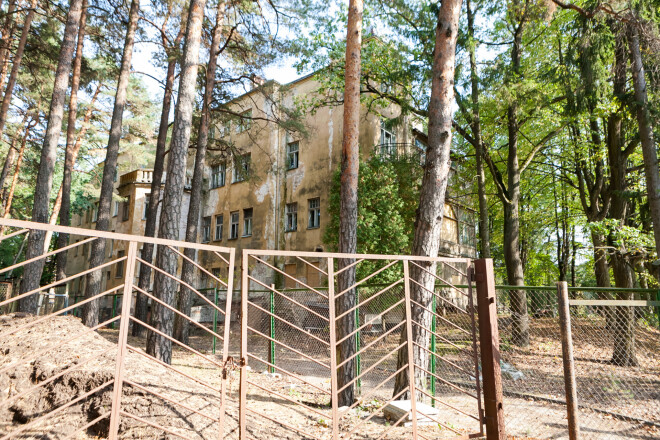 Ieeja graustā ir norobežota, bet to, pie labas gribas var pārvarēt. Vietējo bērnu vecāki jau vairākus gadus žēlojas, ka Ezermalas ielas 34 nams ir kļuvis par ekstrēmu pusaudžu izklaides un pulcēšanās vietu.