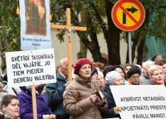 No Latgales Rīgā sabraukuši ticīgie pieprasa atbrīvot seksuālos noziegumos vainoto priesteri Zeiļu