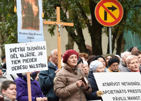 Pie Saeimas nama notiek protesta akcija, kurā pieprasa pārskatīt cilvēktirdzniecībā aizdomās turētajam Rēzeknes-Aglonas diecēzes priesterim Pāvelam Zeiļam piemēroto drošības līdzekli - apcietinājumu.