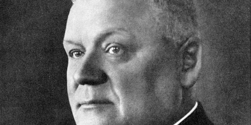 Kārlis Augusts Vilhelms Ulmanis (dzimis 1877. gada 4. septembrī, miris 1942. gada 20. septembrī) politiķis, viens no Latvijas valsts izveidotājiem, pirmais Latvijas Pagaidu valdības vadītājs un vairākkārtējs Latvijas Ministru prezidents. Pēc 1934. gada 15. maija apvērsuma — Latvijas diktators. Tālaika masu informācijas līdzekļos saukts par Vadoni. Pēc Latvijas okupācijas 1940. gadā arestēts un deportēts uz PSRS, kur ieslodzījumā mira. 2004. gadā veiktajā aptaujā par 100 visu laiku ievērojamākajām Latvijas personībām Ulmani ierindoja otrajā vietā