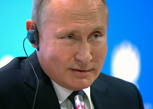 Putins atkal neslēpa cinisku smīnu, runājot par "Novičok" indēšanas skandālu Lielbritānijā.