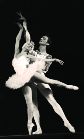 Jekaterina Maksimova un Māris Liepa Pētera Čaikovska baletā "Gulbju ezers".