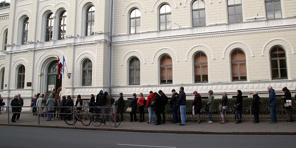 Cilvēki Rīgā steidzas nobalsot 13.Saeimas vēlēšanās, un pie iecirkņiem veidojas garas rindas