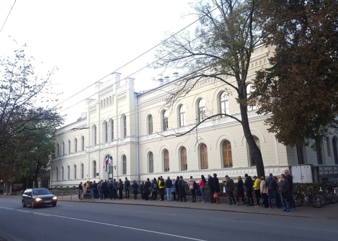 ФОТО: Жители Латвии стоят в очередях, чтобы досрочно проголосовать на выборах Сейма