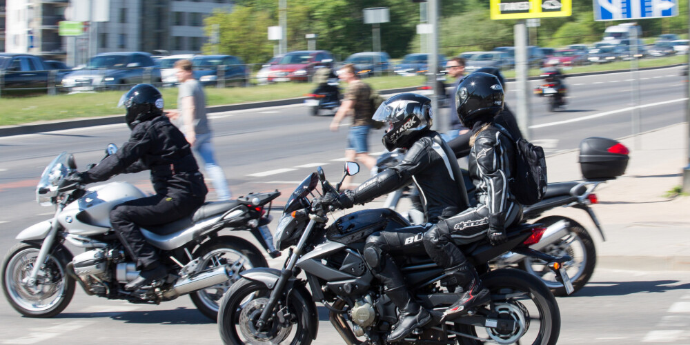 Vāc parakstus, lai mopēdi un motocikli varētu braukt pa sabiedriskā transporta joslām