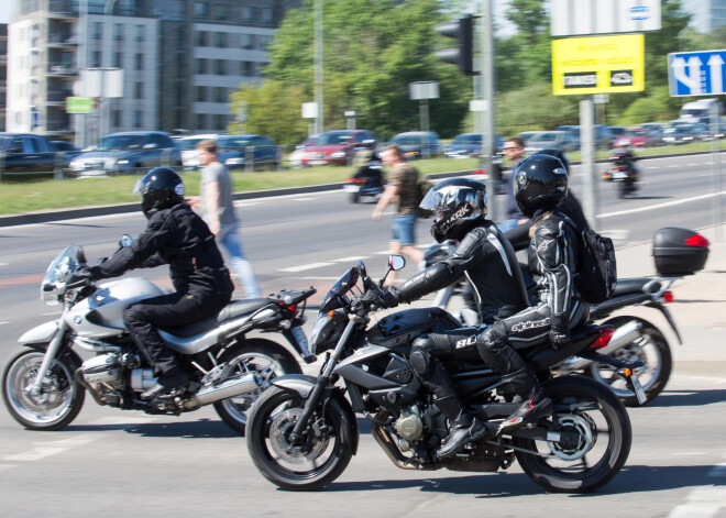 Vāc parakstus, lai mopēdi un motocikli varētu braukt pa sabiedriskā transporta joslām