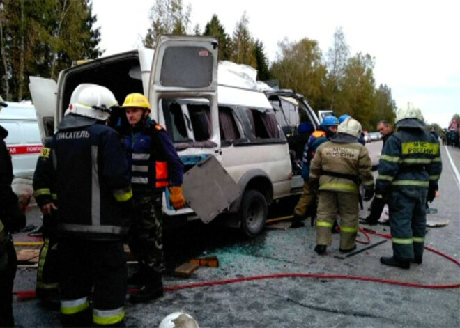 VIDEO: mikroautobusa avārijā Krievijā gājuši bojā 13 cilvēki