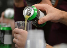 Lai glābtu miljardiera biznesu, gudrie prāti Krievijā aicina ķerties pie salmiņa – alus bundžām. 