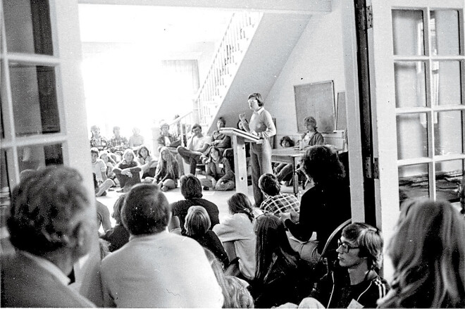 Vaira Vīķe-Freiberga lasa lekciju 2x2 nometnē. Starp klausītājiem ir arī Uģis Nīgals un Laila Medne. 1976. gads, Virdžīnija.