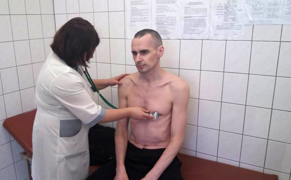 Advokāts: Krievijā ieslodzītais režisors Sencovs piespiests sākt ēst un tikšot barots ar varu