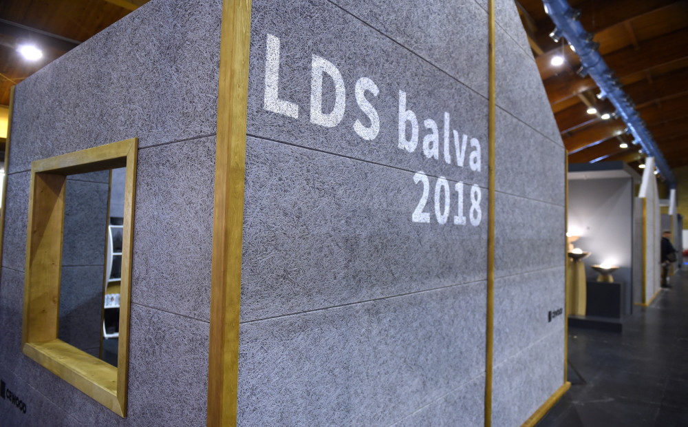FOTO: apbalvojot 30 darbus, Latvijas dizaineri savējo lokā noteikuši šogad vislabākos