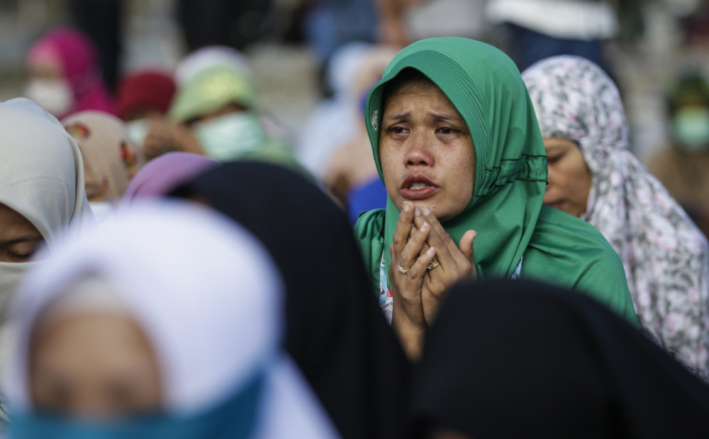 Atrodot arvien vairāk bezvēsts pazudušo, Indonēzijas traģēdijas upuru skaits ir jau 1658