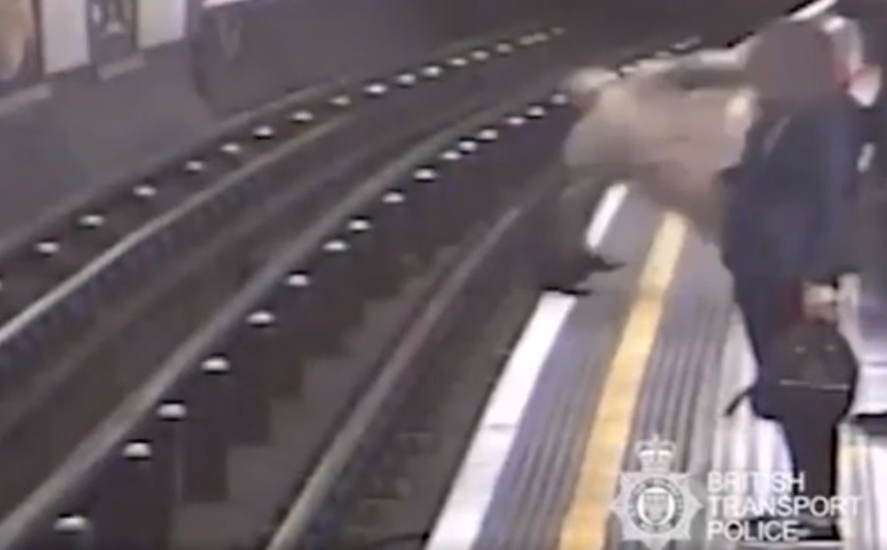 Парень столкнул девушку под поезд
