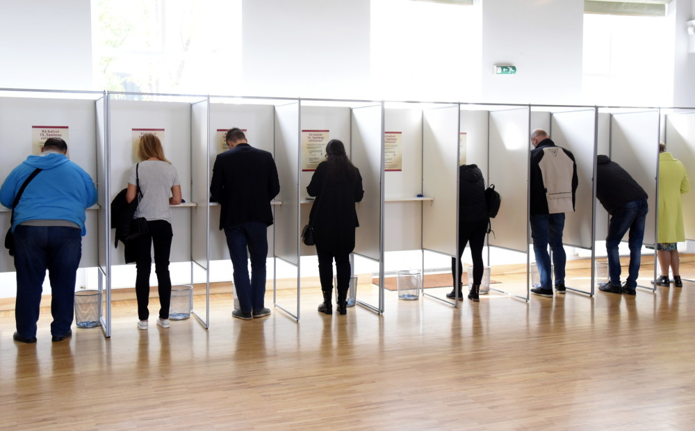 Latvijā notiek 13. Saeimas vēlēšanas: līdz plkst.16 nobalsojuši 39% vēlētāju. Teksta tiešraide