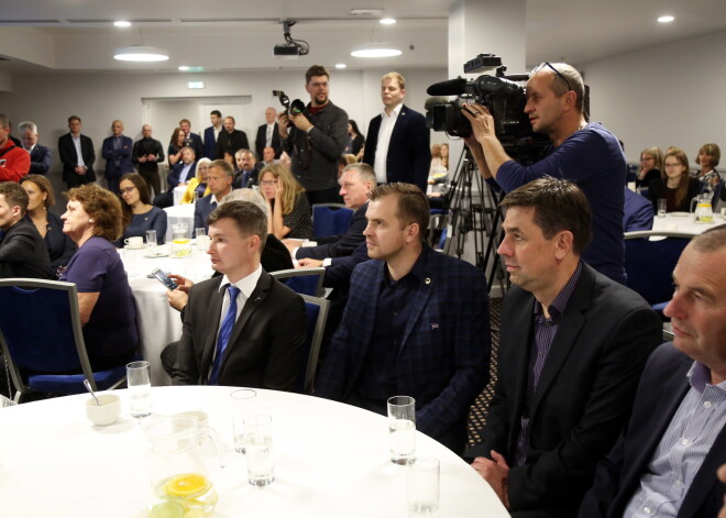 Jaunās konservatīvās partijas pārstāvji sagaida 13. Saeimas vēlēšanu rezultātus.