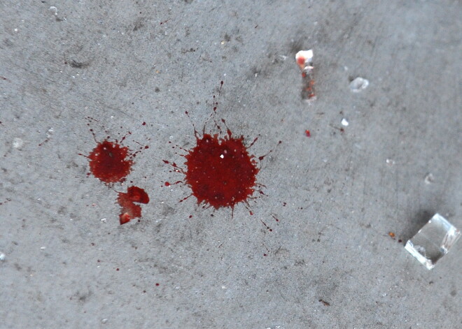 Ранним утром в Риге в аварии BMW пострадали трое молодых парней, один из них погиб