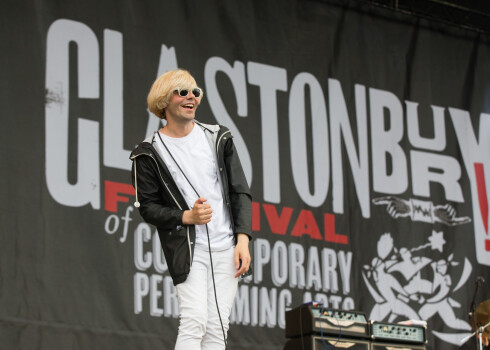 "The Charlatans" uzstājas Glastonberijas festivālā 2015. gadā.